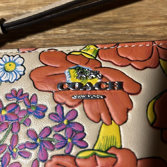 Coach Zip Leather Floral Wristlet BNWT BEAUTIFUL - Picture 4 of 10